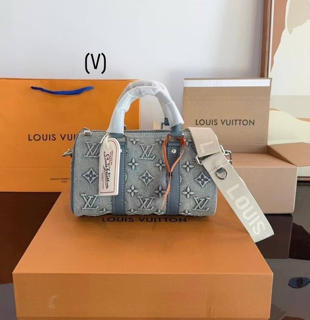LV Bandouliere 25 Monogram Denim Bag กระเป๋าสะพายทรงหมอนเดนิมซีดสไตล์วินเทจ ปั้มนูนโลโก้ลายโมโนแกรม ใหม่ล่าสุด มาแรงม้าก! -- [รับตัวแทนกระเป๋า]
