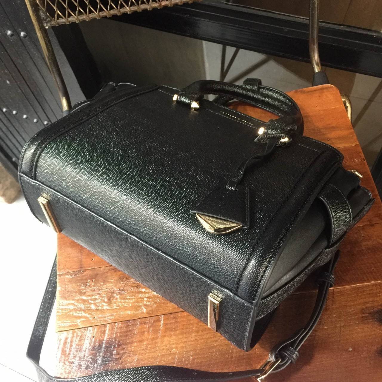 Charles&keith Structured Trapeze Detail Bag สำหรับคอลเลคชั่นใหม่ 2018 เพิ่มสีสวยๆโดนใจให้คุณได้เลือก ตัวกระเป๋าวัสดุหนัง PU อยู่ทรงน่าใช้ ภายในช่องใหญ่จุของได้เยอะม๊วกกก ช่องซิปเล็กด้านใน และช่องเก็บของจุกจิก เปิด-ปิดด้วยซิปรูดลื่นใช้งานคล่องตัว สายสะพายถ