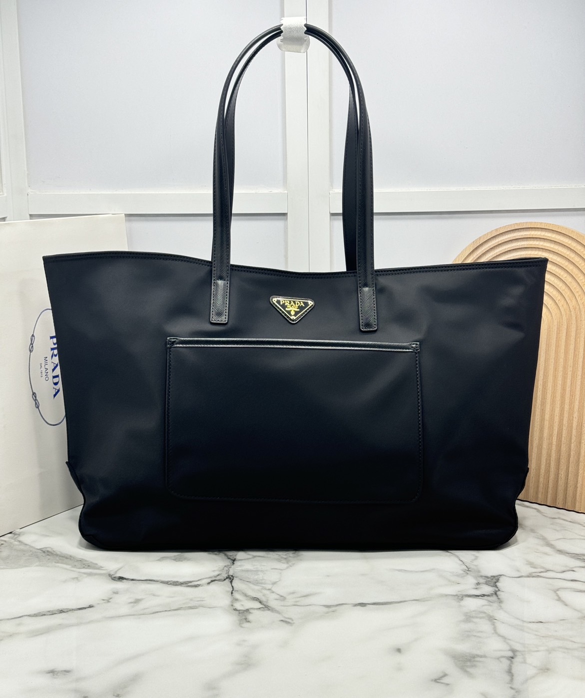 ORI หนังแท้ | Prada Re-Edition 1978 Tote Bag กระเป๋าสะพายทรงโท้ทใบใหญ่เรียบหรู งานผ้าไนลอนมีเสน่ห์เหนือกาล ดีเทลหนัง Saffiano หรูหราช่วยเติมเต็มแอกเซสซอรีที่มีพื้นที่ใช้สอยมากมายใบนี้ให้ลงตัว