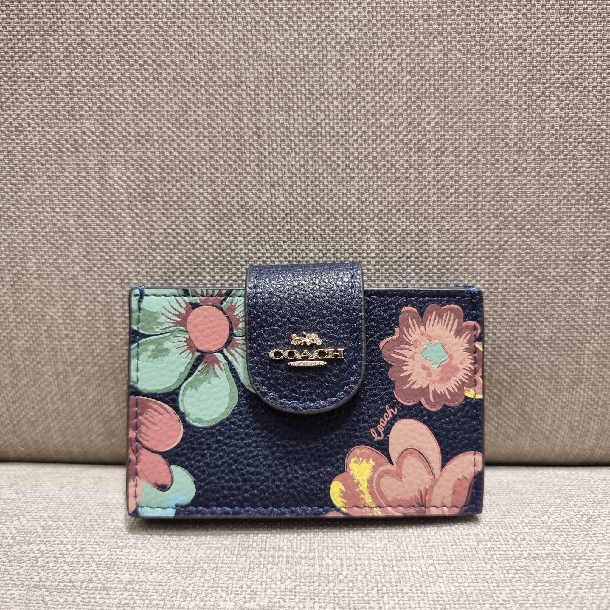 COACH C8325 ACCORDION CARD CASE WITH DREAMY LAND FLORAL PRINT ไอเท็มที่ทำใจฟูจัดเลยจ้า กับกระเป๋าถนอมบัตร ที่สาวๆตามหา ดีไซน์ลวดลายน่ารักมากๆ ขนาดกะทัดรัด พกพาสะดวก วัสดุหนัง pepble ภายในเป็นช่องใส่บัตรได้หลายใบ เหมาะมากสำหรับใครที่มองหากระเป๋าแบ่งสัดส่วน