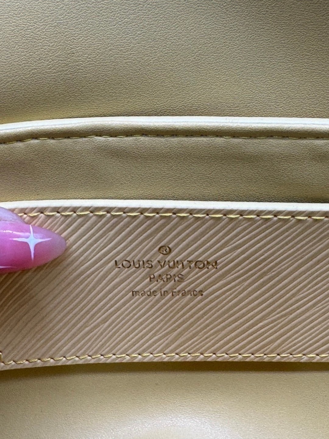 ORI หนังแท้ | LV Twist West Bag กระเป๋าสะพายหนัง Epi ลายเกรน สุดคลาสสิกมาดีไซน์ใหม่ในรูปทรงยาวเผยลุคมีระดับเหนือกาลเวลา ความหรูหราเข้ากับสตรีตสไตล์