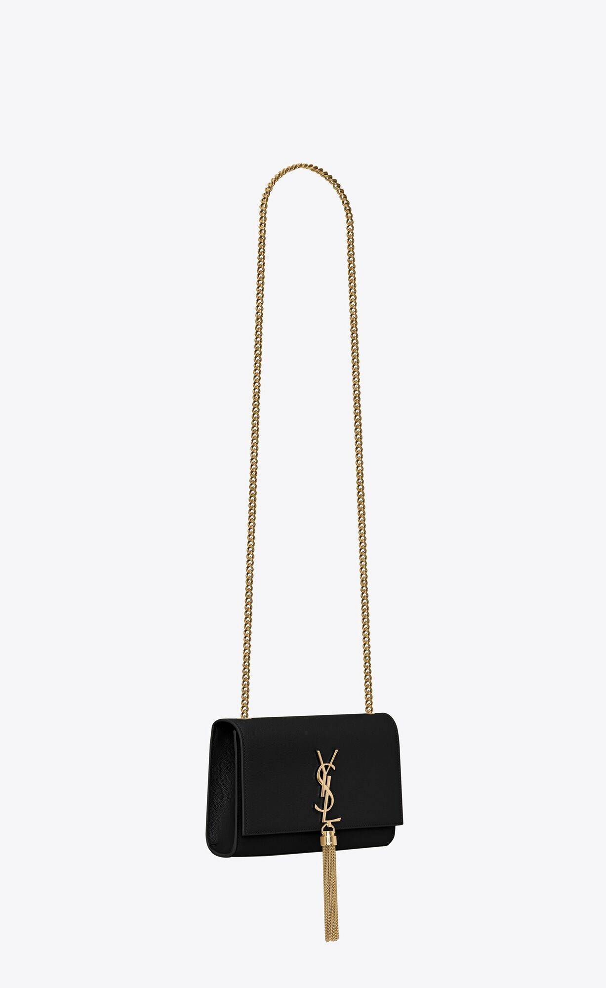 Yves Saint laurent small kate bag สุดหรู ทรง woc ที่แสนจะฮอตปรอทแตก ดีไซน์เรียบ แต่แอบมีดีเทลความหรูที่พู่ห้อยสีทองโดดเด่น เพิ่มความแพงอีกหนึ่ง วัสดุหนังแท้สัมผัสดีงาม ใช้งานง่ายเพียงแค่เปิด-ปิดด้วยกระดุมแม่เหล็ก ภายในเป็นช่องโล่ง มีช่องใส่บัตร ใส่มือถือ 