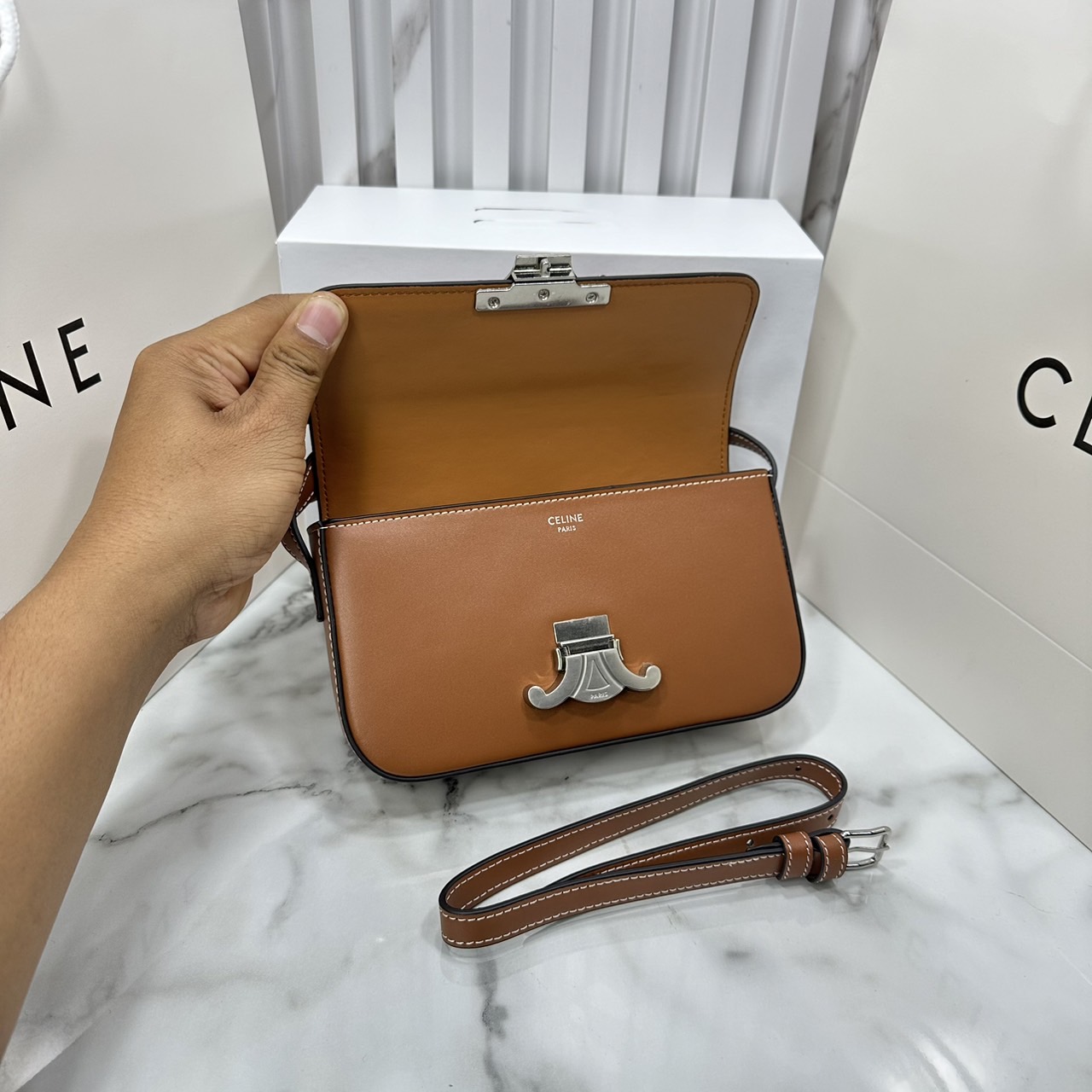 CELINE TRIOMPHE SHOULDER BAG / Celine SHOULDER BAG CLAUDE in shiny กระเป๋าสะพายไหล่ พร้อมสายสะพาย 2 เส้น เกรดออริ 1:1 ใช้งานต่างประเทศได้