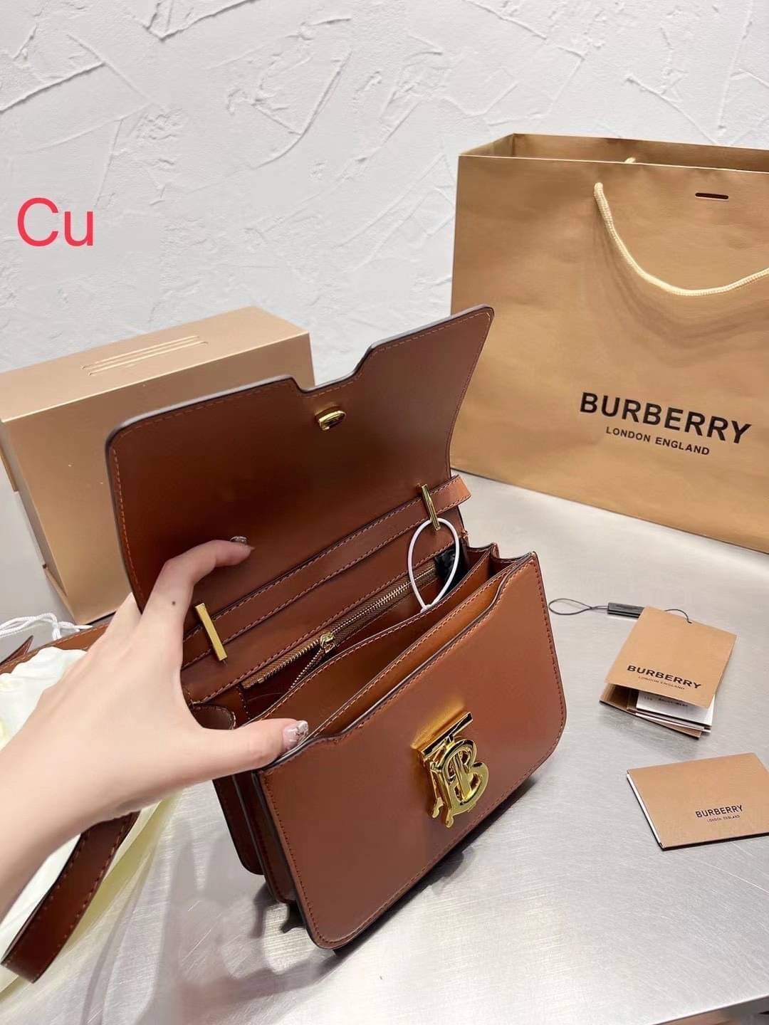 BURBERRY Leather Medium TB Bag / BURBERRY FRAGRANCES CROSSBODY BAG กระเป๋าสะพายหนังเรียบสวยอยู่ทรงดีไซน์ยอดนิยมประดับโลโก้แบรนด์ทองด้านหน้า เปิดปิดด้วยฝาปิดสัญลักษณ์ตัวB ภายในมีช่องแบ่งเป็นสัดส่วนมีช่องซิปหัวซิปแบรนด์