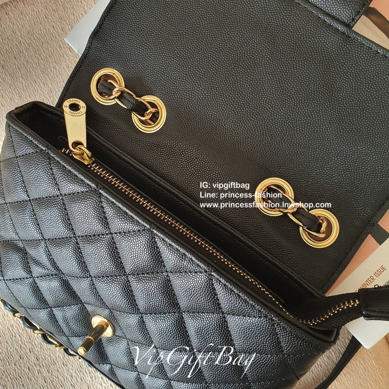 CHANEL VIP GIFT SHOULDER BAG รุ่น LIMITED จากงาน VIP GIFT(GWP) ของแท้100% วัสดุหนังคาเวียร์เต็มใบ ด้านหน้าประดับโลโก้ทองสุดหรู เปิดปิดด้วยหมุดหมุน CC ด้านในมีซิปอีกชั้น อะไหล่ทองทั้งใบ ในใส่ของได้เยอะ มาพร้อมสายสะพายสายโซ่สลับหนังมีที่รองบ่าถนอมไหล่(ถอดไม