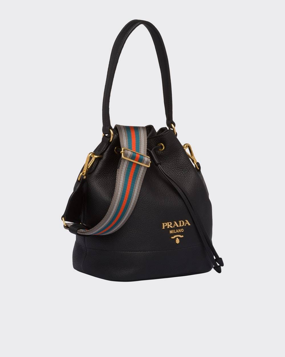 Prada leather bucket bag กระเป๋าสะพายทรงขนมจีบ ดีไซน์เรียบ แต่หรู น่าใช้มากๆ หนังสวยมาก วัสดุหนัง pepble สัมผัสนิ่มมือ ตกแต่งโลโก้สีทองตัดหนังดำ คือเลิศ!! ปากกระเป๋ารูดเปิดปิดได้ สะดวกใช้งาน ภายในโล่งกว้าง จุของได้เยอะ ไม่ธรรมดาเลย พิเศษ!! นอกจากสายคล้องใ