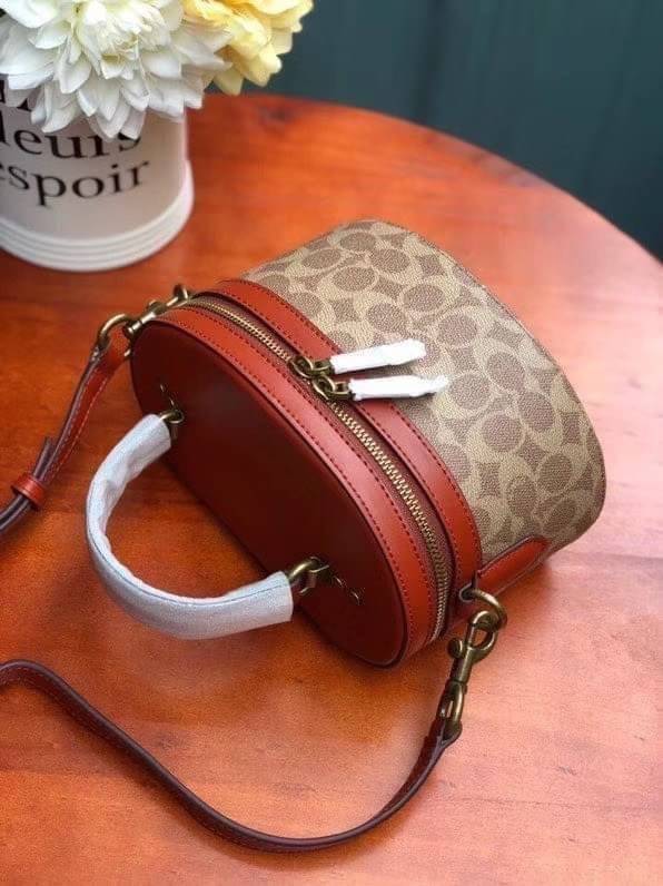 Coach Selena Trail Signature Bag กระเป๋าทรงกล่องใหม่ล่าสุด ภายในกว้าง ใส่ของได้จำนวนมาก มาพร้อมสายสะพายcrossbody ที่สามารถปรับระดับได้ ใครยังไม่มีห้ามพลาดแล้วนะคะ สามารถสะพายไปทำงาน หรือไปเที่ยวชิวๆเก๋ๆ