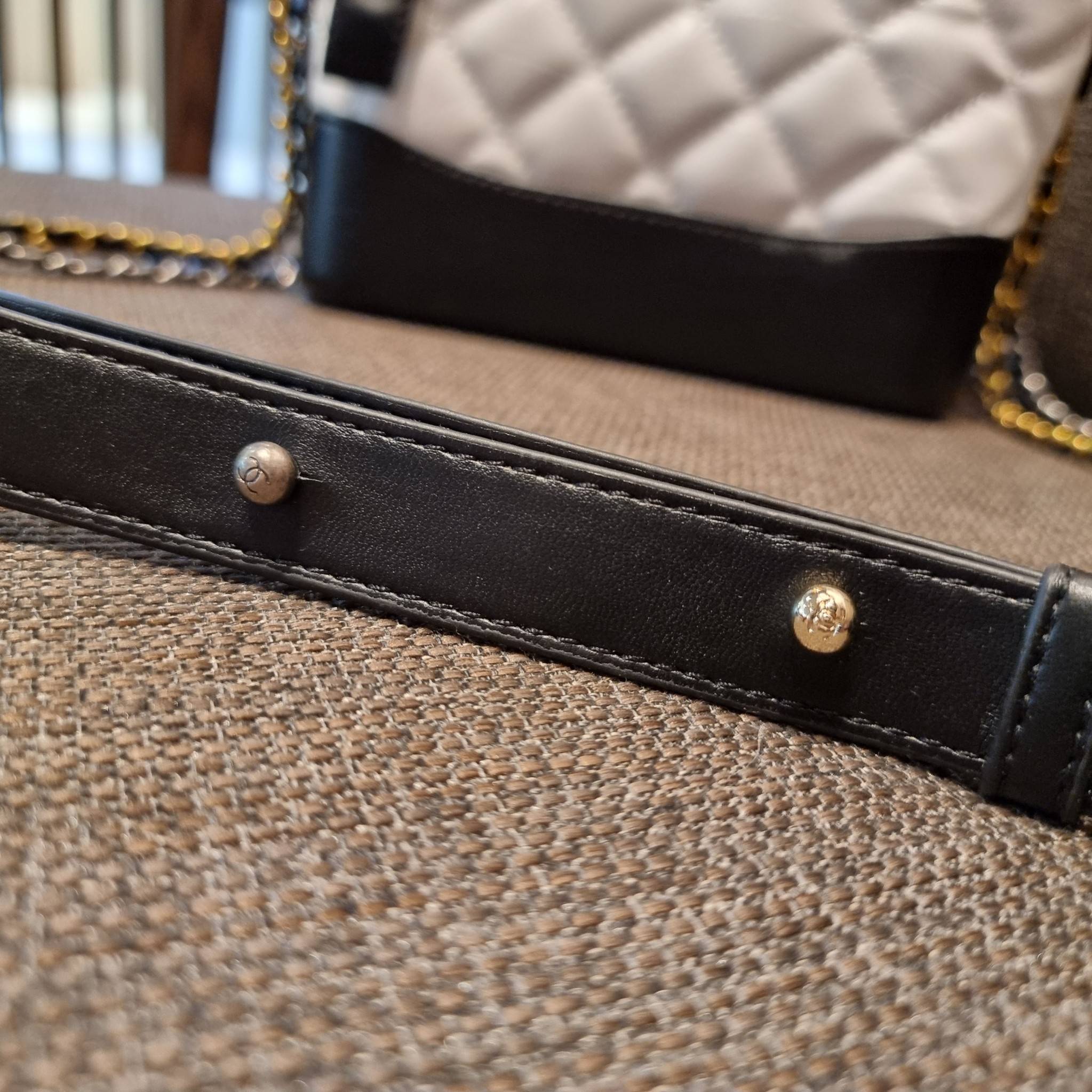 8" CHANEL SHOULDER BAG / CHANEL GABRIELLE HOBO BAG ไซส์คลาสสิค กระเป๋าสะพายข้าง/ไหล่ หนังสังเคราะห์ นิ่ม หรู มาพร้อมพวงกุญแจสัญลักษณ์แบรนด์ พิเศษ!! สายคล้อง jumbo font เพิ่มดีเทลความแพง อะไหล่พร้อมโซ่สะพายสีทองสลับสีเงินรมดำ สามารถสะพาย crossbody หรื