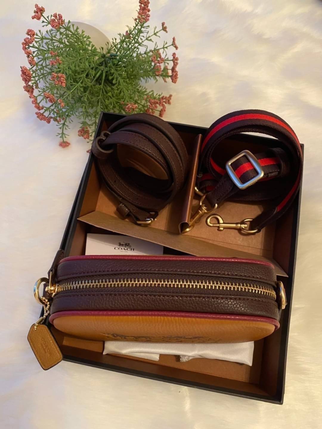 COACH JES CONVERTIBLE BELT BAG IN COLORBLOCK 2IN1 !! กระเป๋าคาดอก/สะพายข้าง ใช้ได้ถึง 2 แบบ!! คุ้มค่ามากที่สุด!! วัสดุหนัง pepble ดีไซน์เรียบ แต่หรู ภายในเป็นช่องโล่ง ใบนี้สาวๆที่ไม่ชอบพกของเยอะ เหมาะมากๆน้า 🙇♀️ ของดีราคาจับต้องได้ ไอเท็มนี