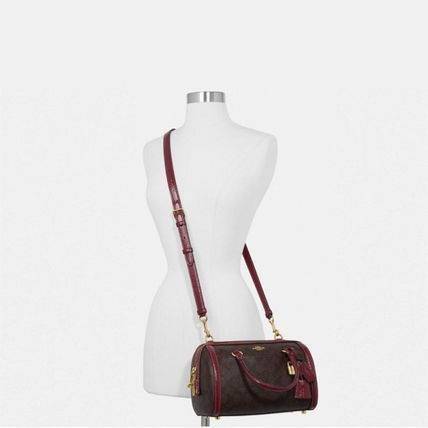 COACH ZOE BARREL SATCHEL IN SIGNATURE BAG กระเป๋าถือ/สะพายข้าง วัสดุหนังแกะแท้อย่างดี ลาย C ทั้งใบ ด้านหน้าห้อยอะไหล่กุญแจแบรนด์+พวงหนังแบรนด์ เพิ่มความหรู เปิดปิดกระเป๋าแบบซิปคู่ ภายในกว้างใส่ของได้จุ มีช่องโล่งใส่ของจุกจิกให้ ซับในบุผ้ากึ่งกำมะหยี่อย่าง