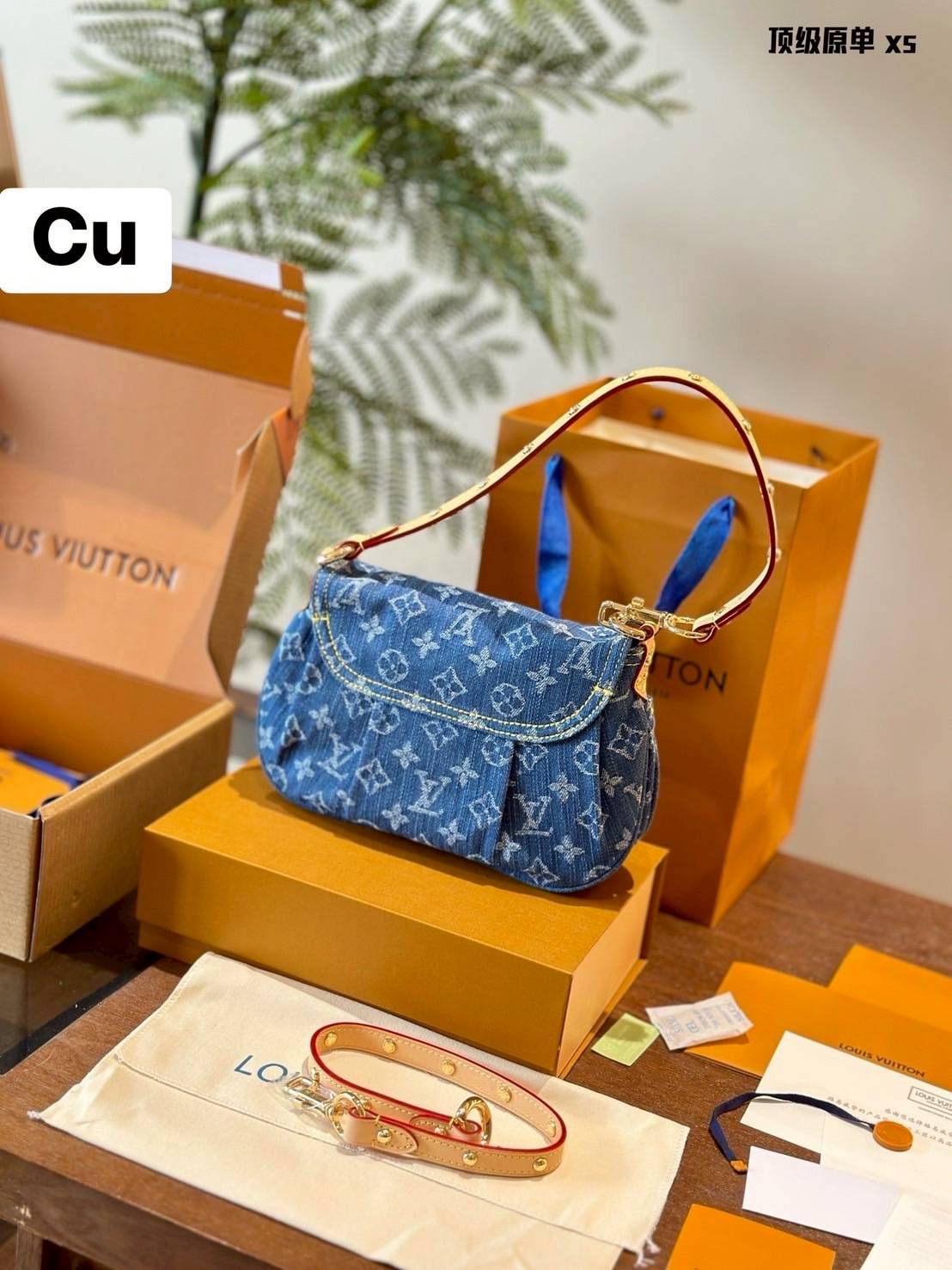 LV Sunset Denim Bag กระเป๋าสะพายไหล่ทรงสวย แรงมากฉุดไม่อยู่ กับกระแสคอลใหม่ lvremix ดีไซน์แบบตัวมัม y2k รูปทรง baguette สวยดูแพง ใบนี้ก็ฉ่ำสุดๆ