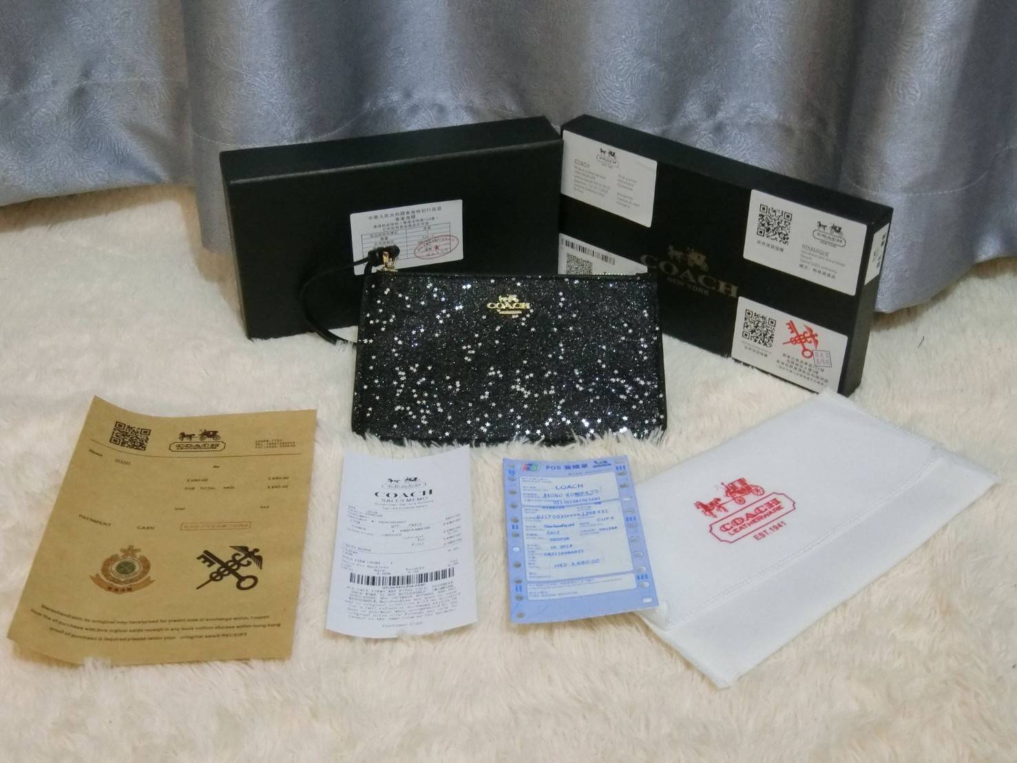 Coach Star Glitter Corner Zip Wristlet / FACTORY HK กระเป๋าคล้องมือทรงคลัช ตัวกระเป๋าตกแต่งกริ๊ตเตอร์ ด้านหน้าติดอะไหล่แบรนด์ สวยหรู เปิดปิดด้วยซิป ด้านในบุผ้ากำหยี่สามารถใส่โทรศัพท์มือถือได้ทุกรุ่น มาพร้อมสายคล้องมือ 1เส้น MUST HAVE!!