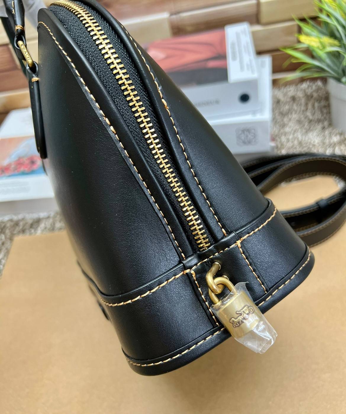 COACH REVEL BAG ((CC411)) ยังไม่เข้าไทย มีมาให้ตับจองก่อนใครที่นี่! พร้อมส่ง รุ่นใหม่ล่าสุด! สวยและดูดี ต้องยกให้รุ่นนี้เลยค่ะ กับกระเป๋าทรงโดม ที่ไม่ว่าลุคไหนๆก็เอาอยู่ หนังแท้เรียบสวยมากๆค่ะ 💕ด้านหน้าห้อยพวงแบรนด์+พวงหนังมาให้