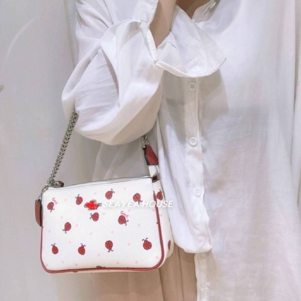 OUTLET 】Coach Signature Top Handle Coach Pouch with Strawberry, Watermelon, Ladybug พร้อมส่งที่ไทย เป็นอีกรุ่นหนึ่งที่ได้รับความนิยมในหมู่สาว ๆ ค่ะ นอกจากราคาจะไม่สูงแล้ว ยังมีรูปทรงที่น่าสนใจอีกด้วย กะทัดรัดแต่ใช้งานง่าย เหมาะกับทุกโอกาส สำหรับกระเป๋าคล้