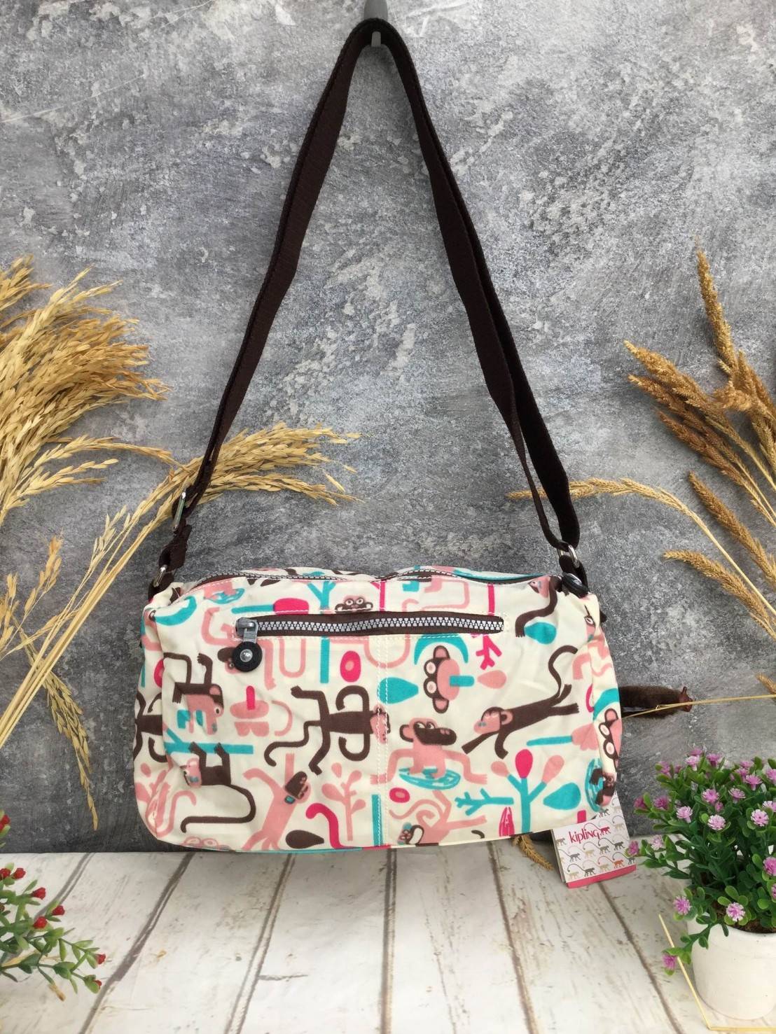 กระเป๋าสะพาย KIPLING รุ่น Reth วัสดุไนล่อนคุณภาพดี มาพร้อมดีไซน์ทันสมัย และสามารถใช้งานได้อย่างดี เข้ากับทุกการแต่งตัว โดดเด่นด้วยพื้นที่ภายในและช่องต่างๆ ที่ให้คุณจัดเก็บของสำคัญได้ครบถ้วน ไม่ว่าจะเป็นมือถือ ปากกา หรือไอเท็มจำเป็นของคุณ สายสามารถปรับและถ