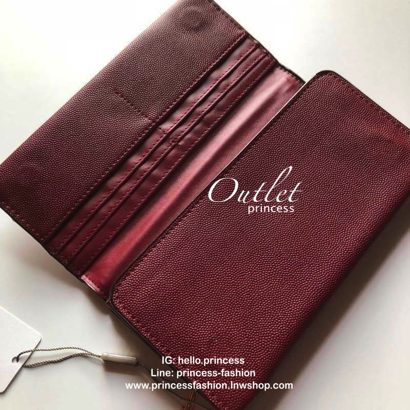 CHARLES & KEITH LONG WALLET กระเป๋าสตางค์ใบยาวแบบ 2 พับ หนังคาเวียร์ อะไหล่สีทอง และพู่สวยหรูมากค่ะด้านหน้าปั้มโลโก้แบรนด์ เปิดปิดด้วยฝาปิด ภายในมี1ช่องซิปแชะช่องเก็บบัตรหลายช่องใช้งานใส่ช่องใส่ธนบัตร แยกเป็นสัดส่วน ใบนี้สุดคุ้มเลยค่า