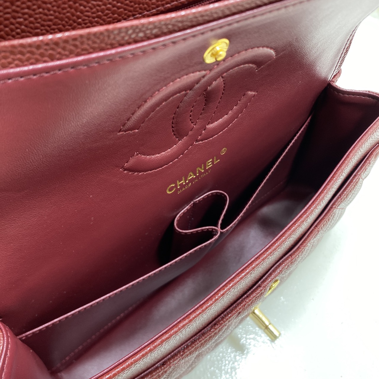 ORI หนังแท้ | CHANEL Classic Medium Flap Bag 25cm กระเป๋าสะพายคลาสสิกรุ่นยอดนิยมตลอดกาล ดีไซน์เรียบหรูหราขับผิว งานหนังแท้ อะไหล่ทองหรูหรา สุดยอดเดอะเบสท์ไอเท็ม