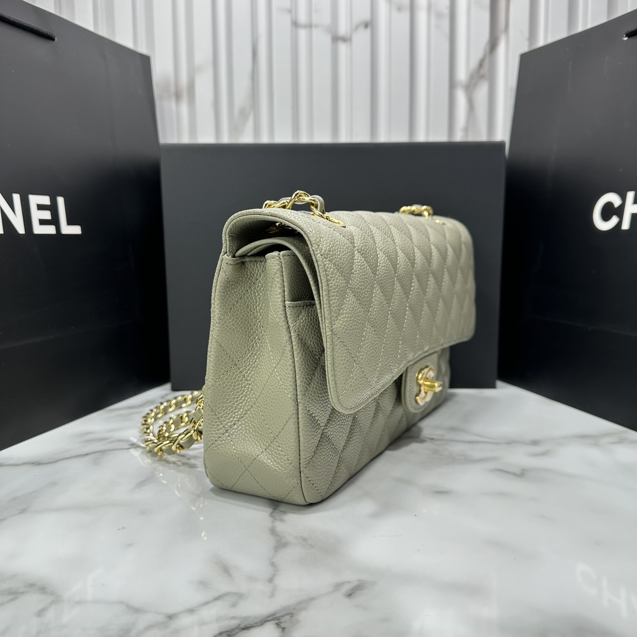 ORI หนังแท้ | ORI หนังแท้ | CHANEL Classic 25cm shoulder bag กระเป๋าสะพายรุ่นยอดนิยม หรูหราระดับตำนาน สวยงามเหนือกาลเวลา