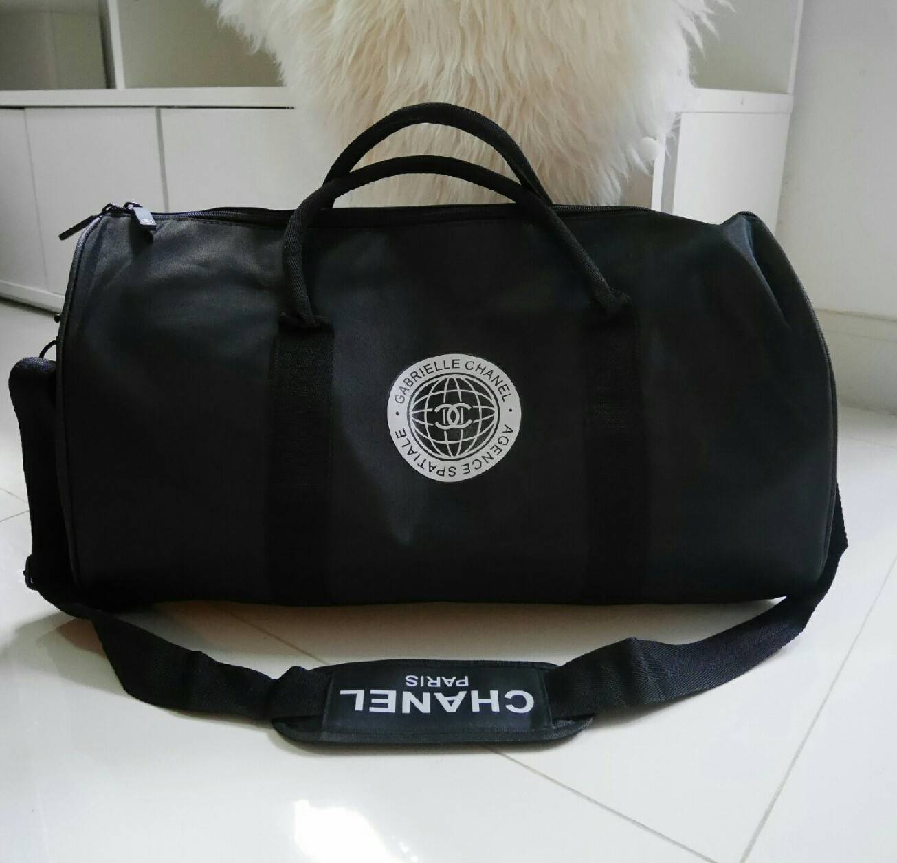 รุ่นใหม่ล่าสุด กับทรง travel & fitness bag กับ Chanel VIP Gift Bag Travel Bag Gym Duffel Weekend จากงานพรีเมี่ยมกิ้ฟแบรนด์หรูอย่าง Chanel ของแท้100% ตัวกระเป๋าเป็นผ้า Oxford หนาอย่างดี สกรีนโลโก้ GABRIELL CHANEL สีขาว เปิดปิดด้วยซิปแบรนด์ อะไหล่คุณภาพเยี่