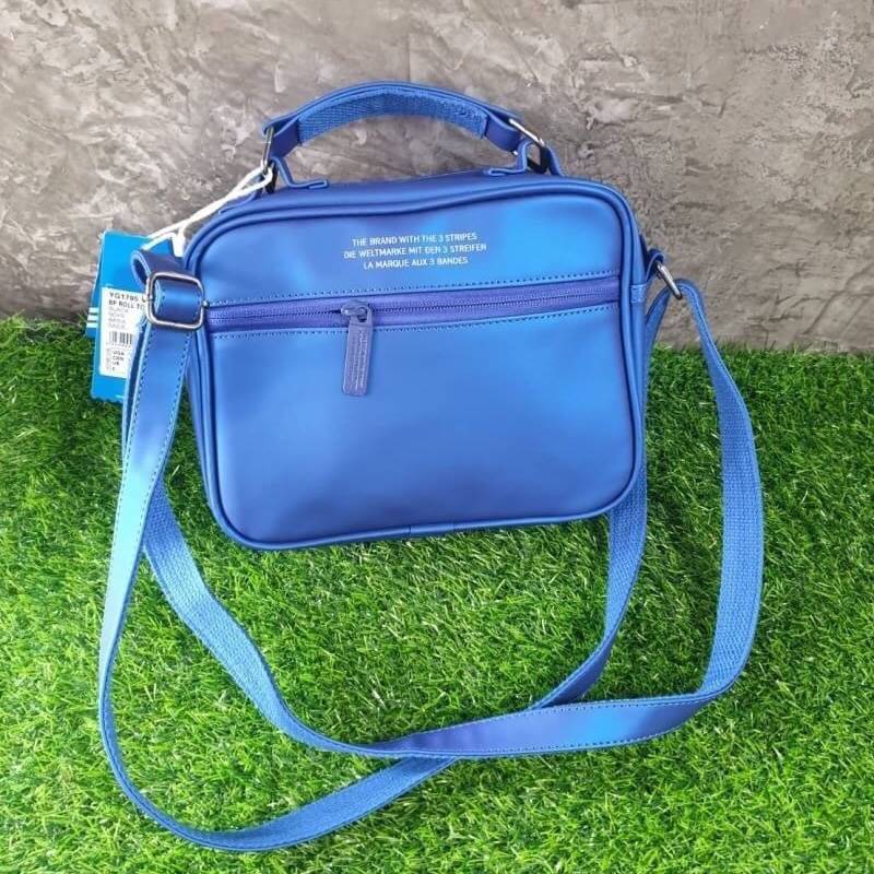 adidas 3D airline shoulder bag ทรงสปอร์ต รุ่นนี้มาใหม่ไฉไลกว่าเดิม แบบลาย 3D ใหม่สวยๆ ด้านหน้าติดโลโก้แบรนด์ บนพื้น 3D ด้านหลังพื้นเรียบมีช่องซิป รุ่นนี้มีที่จับสามารถถือได้หยิบใช้งานสะดวก เปิดปิดด้วยซิปอะไหล่ปั๊มแบรนด์ ด้านในเป็นช่องกว้าง มีช่องซิปด้านใน