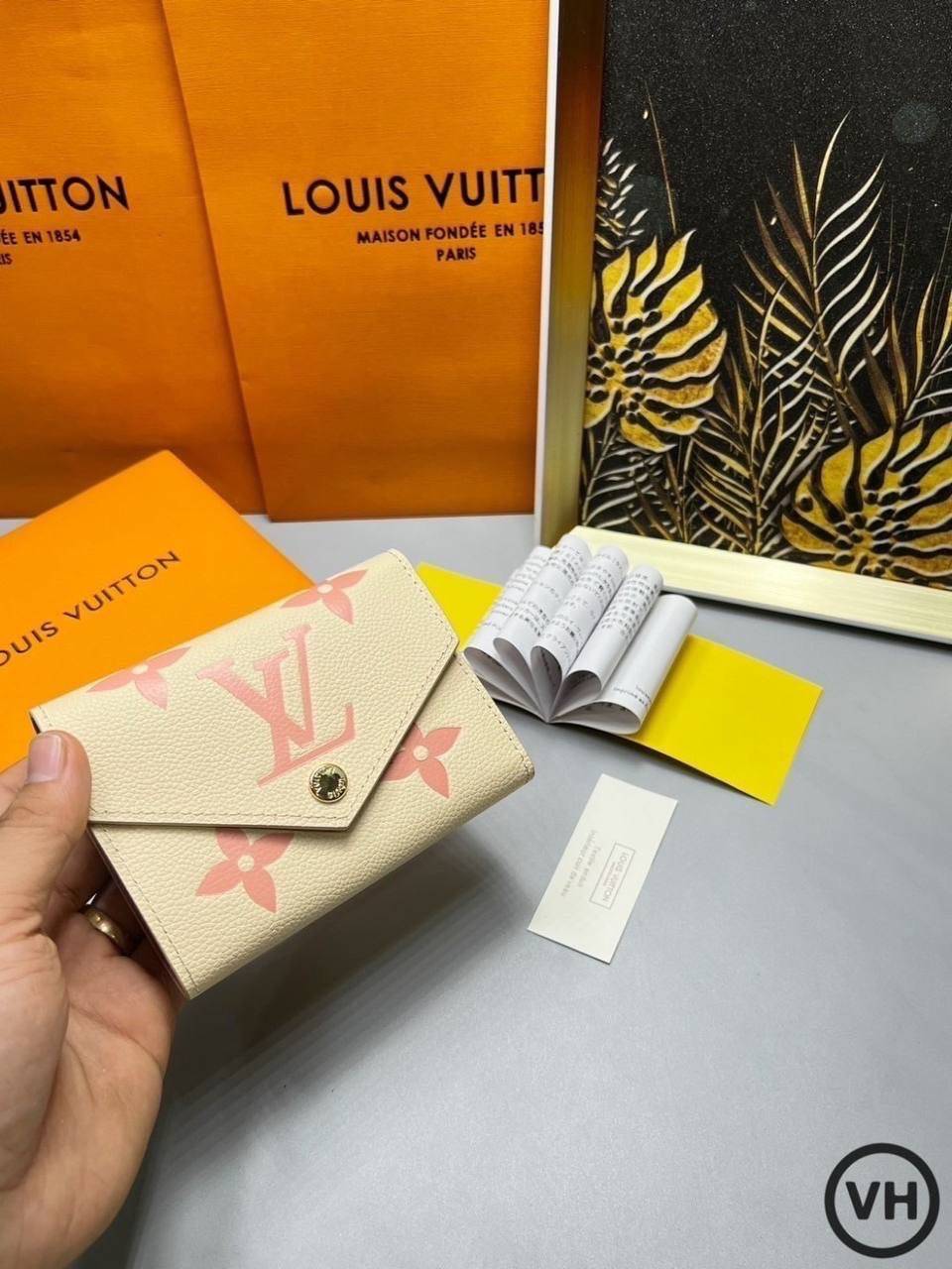 ORI หนังแท้ | LV Victorine Monogram Empreinte Wallet / LV Short Wallet กระเป๋าสตางค์ใบเล็กแบบซองจดหมาย กระเป๋าสตางค์ผู้หญิง 🤍 เกรดออริจินอล