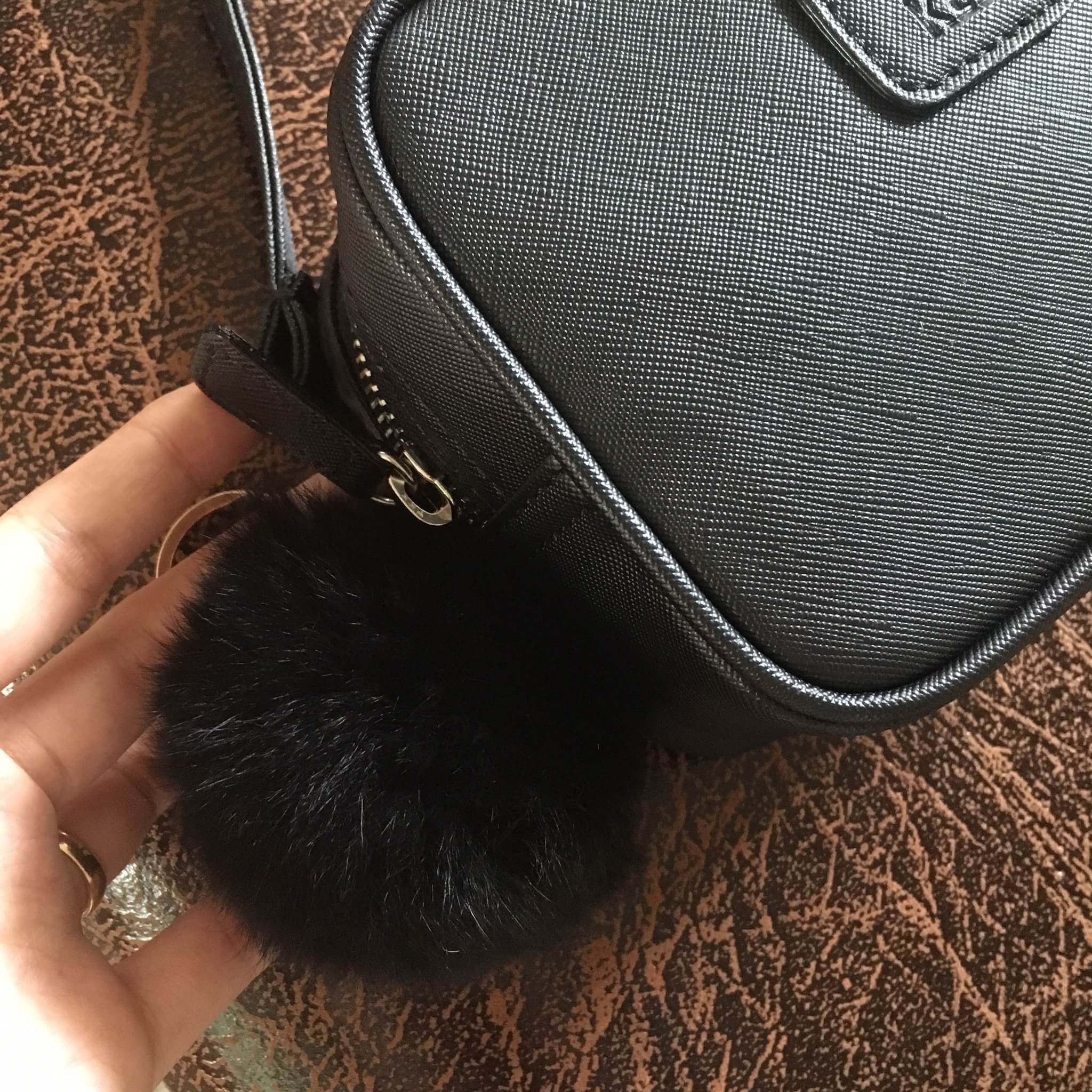 สินค้าขายดีมากี่รอบก้อหมด KEEP รุ่น Saffiano Box clutch&shoulder bag กระเป๋าสะพายทรงน่ารัก ตัวกระเป๋าถอดสายถือเป็นคลัช ออกงาน หรือสะพายพาดลำตัวได้เลย จุดเด่น ที่ตัวกระเป๋าทำจากหนัง Saffiano prada คะ สวย ทน ดูแลทำความสะอาดได้ง่าย ขนาดกำลังดีใส่โทรศัพท์ ได้