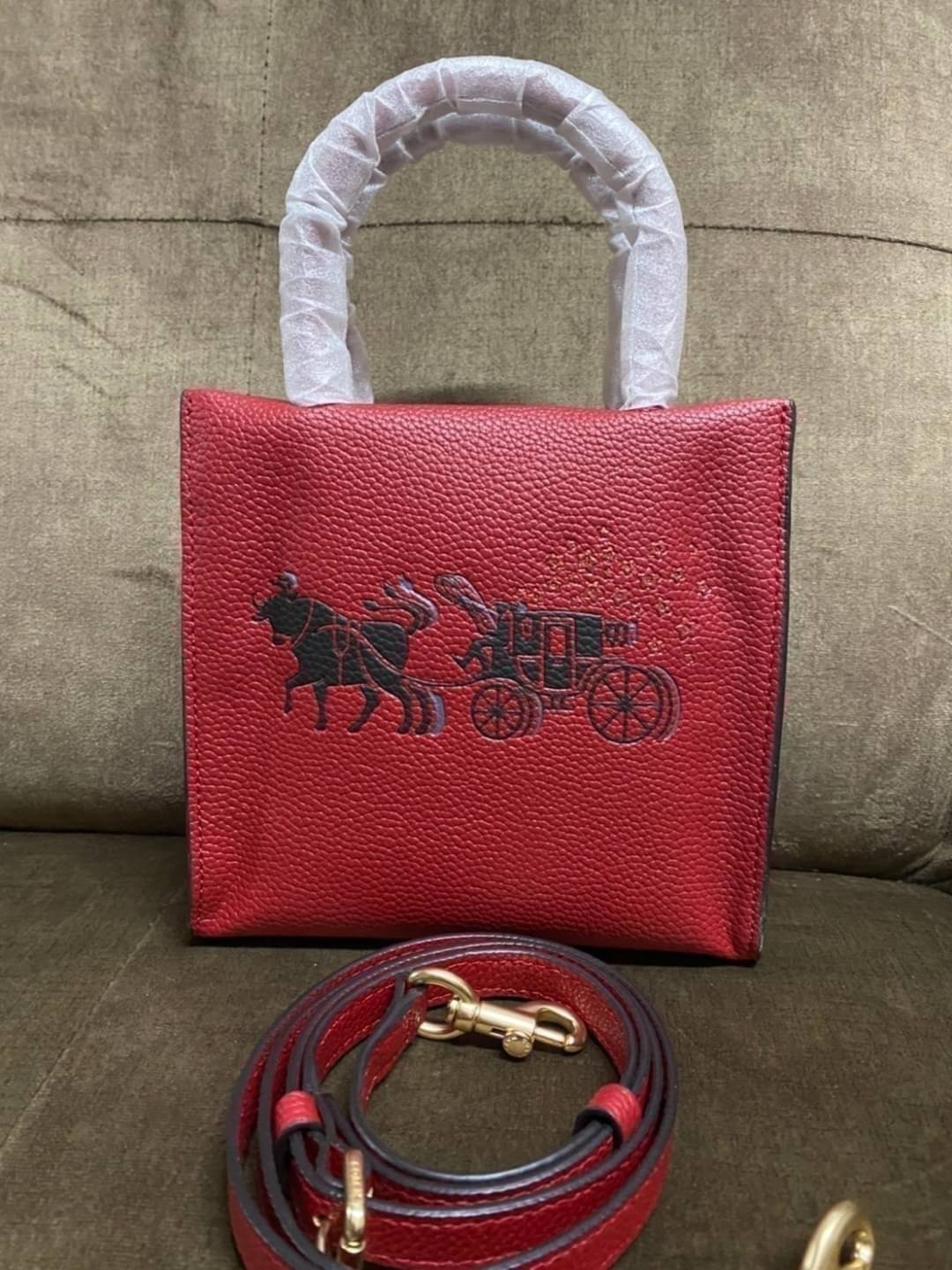 COACH MINI CALLY CROSSBODY IN SIGNATURE ((3599, 2184, 5693, 2134, 2183)) พร้อมส่งที่ไทยทันที! กระเป๋าสะพายครอสบอดี้ร์ กระเป๋าครอสบอดี้โท้ทมินิไซส์ รุ่นใหม่สุดฮอต!! ใบจริงคือน่ารักม้ากกกก!! สวยอยู่ทรง น่ารักน่าใช้ ทรงTote ปากกระเป๋าเปิดปิดแบบแม่เหล็ก ภายใน