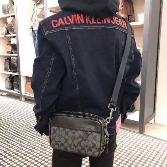 COACH GRAHAM CROSSBODY IN SIGNATURE CANVAS F50715 ผ้าใบเคลือบซิกเนเจอร์พร้อมรายละเอียดหนังลูกวัวที่ผ่านการกลั่น| ภายในกระเป๋ามัลติฟังก์ชั่น| ปิดซิป ซับในผ้า| ด้านนอกมีซิปและกระเป๋าสลิป| สายสะพายถอดได้ 53" สำหรับสะพายไหล่หรือ crossbody