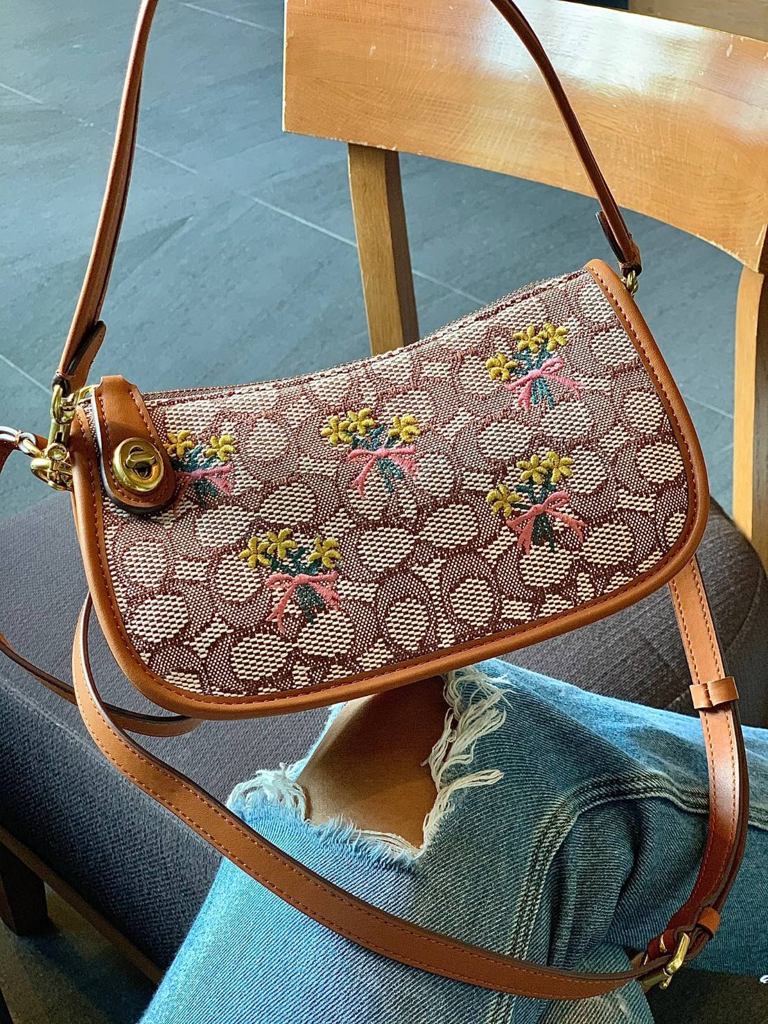 รุ่นใหม่ล่าสุด ต้อนรับหน้าหนาวนี้กันค่าา🎀 COACH SWINGER BAG IN SIGNATURE TEXTILE JACQUARD WITH BOUQUET MOTIF EMBROIDERY ((C6289)) พร้อมส่งที่ไทย จำนวนจำกัด สวยมากๆค่ะ! กระเป๋าหิ้วได้//สะพายข้างได้ วัสดุJacquardทอลายแบรนด์+หนังแท้ ได้ลงตัวสวย ดูคลา