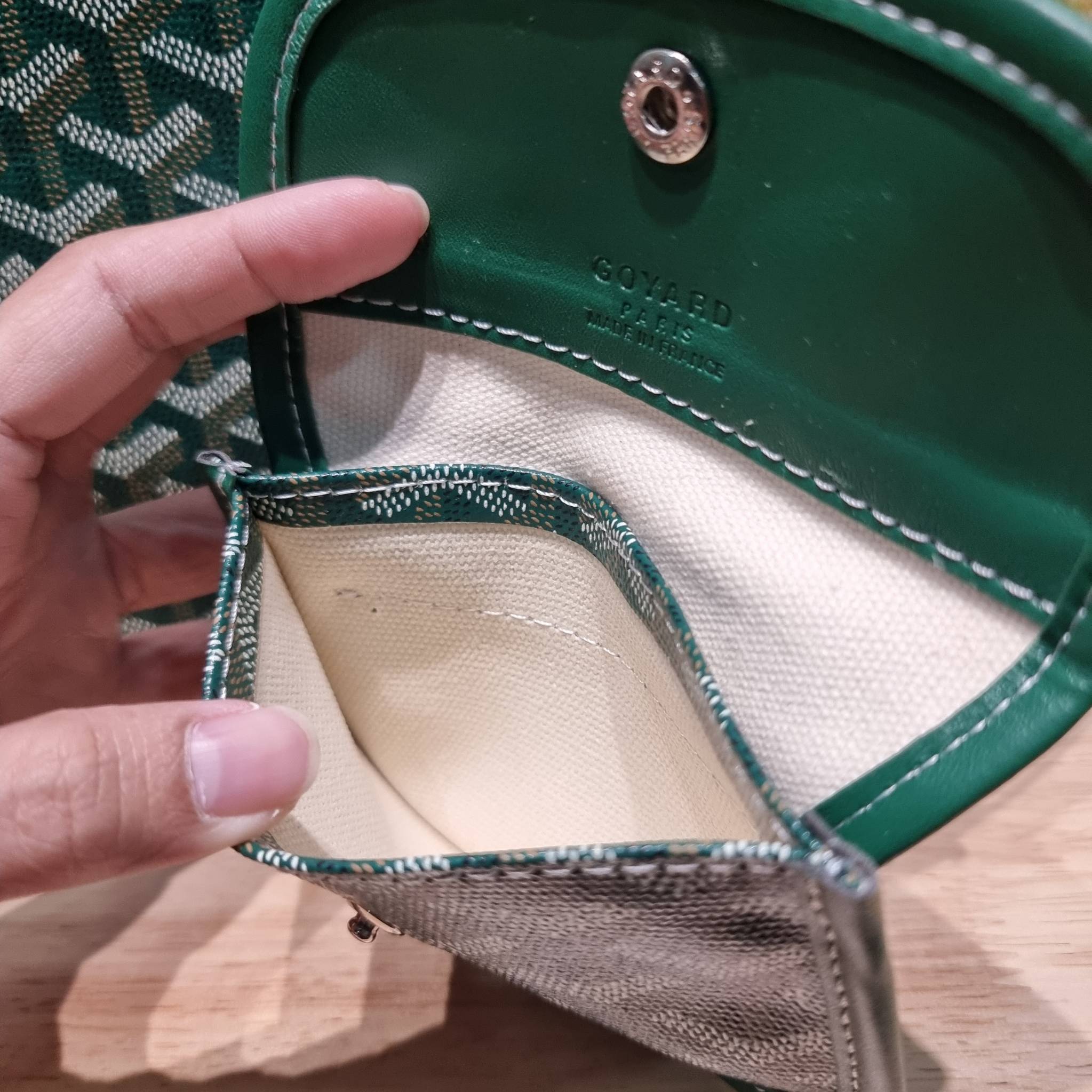 GOYARD MINI ANJOU REVERSIBLE TOTE ฮอตไอเท็ม กับกระเป๋าสะพายทรงโท้ท ไซส์มินิ กะทัดรัดมาก มาครบสีขายดี เลิศทุกสี รูปทรงคลาสสิค ดีไซน์เป็นเอกลักษณ์ ใช้งานได้หลากหลาย สามารถกลับด้านใช้ได้แบบไม่มีเบื่อ