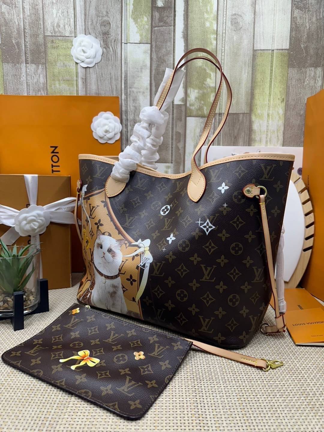 LV Neverfull MM Tote Monogram Canvas With Cat / Puppies กระเป๋าทรงโท้ท รุ่นลิมิเต็ด พิมพ์ลายน้องหมา น้องแมว ลวดลายท่องเที่ยว ลายสีสัน เป็นการรังสรรค์สุดท้าทายครั้งใหม่ของกระเป๋ารุ่นไอคอนิกจากหลุยส์ ผสานความหลากหลายในการใช้งานยุคใหม่กับพลังสีสันอันสดใสได้อ