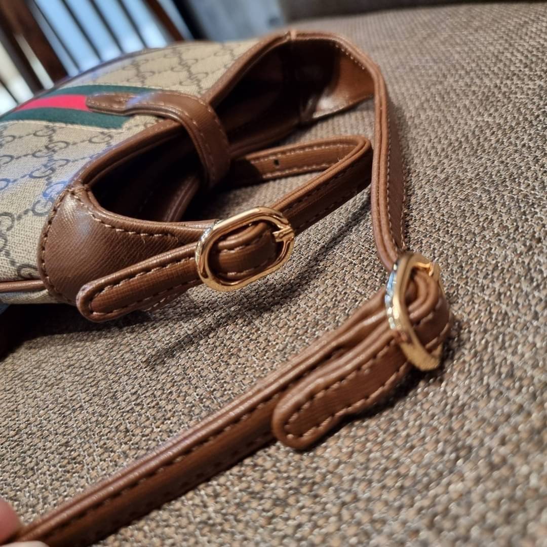 GUCCI Jackie 1961 Mini Hobo Bag GC MULTI BAG น้องคนสวย ใบเล็กแต่สุดว้าว กระเป๋าถือ/สะพายข้างวีไอพี พรีเมี้ยมกิ๊ฟที่จะทำให้หลงรักกันไปแบบสุดๆ น้องน่ารักมีดีเทลแฝงความหรูในตัว วัสดุหนังแคนวาสทนทาน อยู่ทรง ปากกระเป๋ามีตัวล็อค ภายในเป็นช่องโล่ง มีช่องใส่บัตรภ