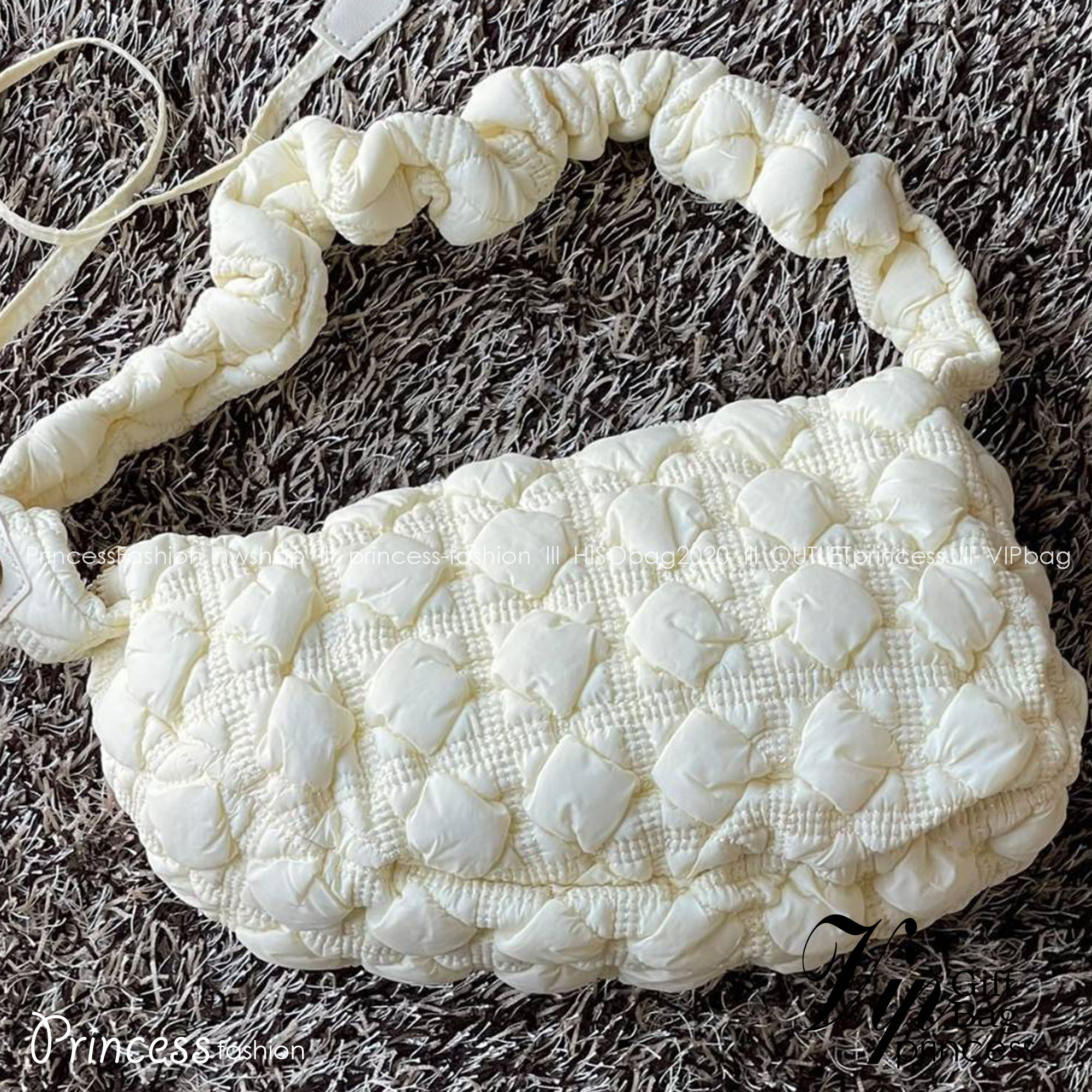 Cozy Shoulder Bag / Carlyn Bag 2022 สายแฟชั่นเกาหลีห้ามพลาด‼️ เป็นกระเป๋าที่กำลังได้รับความนิยมอย่างมากในเวลานี้ ถูกออกแบบมาให้มีลักษณะนุ่มนิ่มไม่ต่างจากพัฟเฟิลโค้ตหรือผ้านวม เลือกหยิบมาใช้ แมตช์เข้ากับคอสตูมได้ในแต่ละวัน