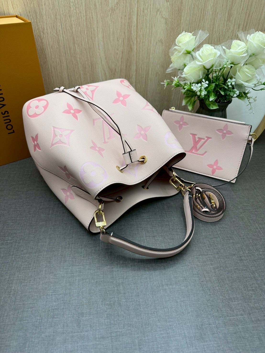 ORI หนังแท้ | LV NeoNoe MM Bucket bag Monogram Flower กระเป๋าสะพายทรงบัคเก็ต ลาย Monogram Flower โดดเด่นเพิ่มสไตล์ มีเสน่ห์ชวนหลงใหล