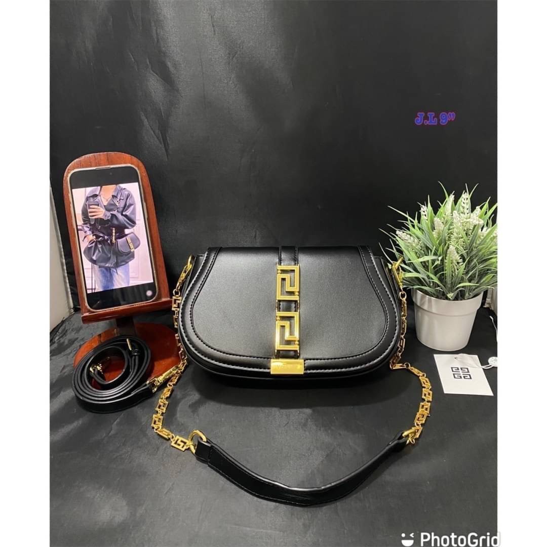 Versace Small Greca Goddess leather shoulder bag สัมผัสกระเป๋าสุดไอคอนิกอย่าง “Greca Goddess” พร้อมลวดลายที่สะท้อนตัวตนในรูปแบบใหม่ของ Versace ที่บอกเล่าเรื่องราวฉบับใหม่ของเเบรนด์ได้อย่างน่าหลงใหล