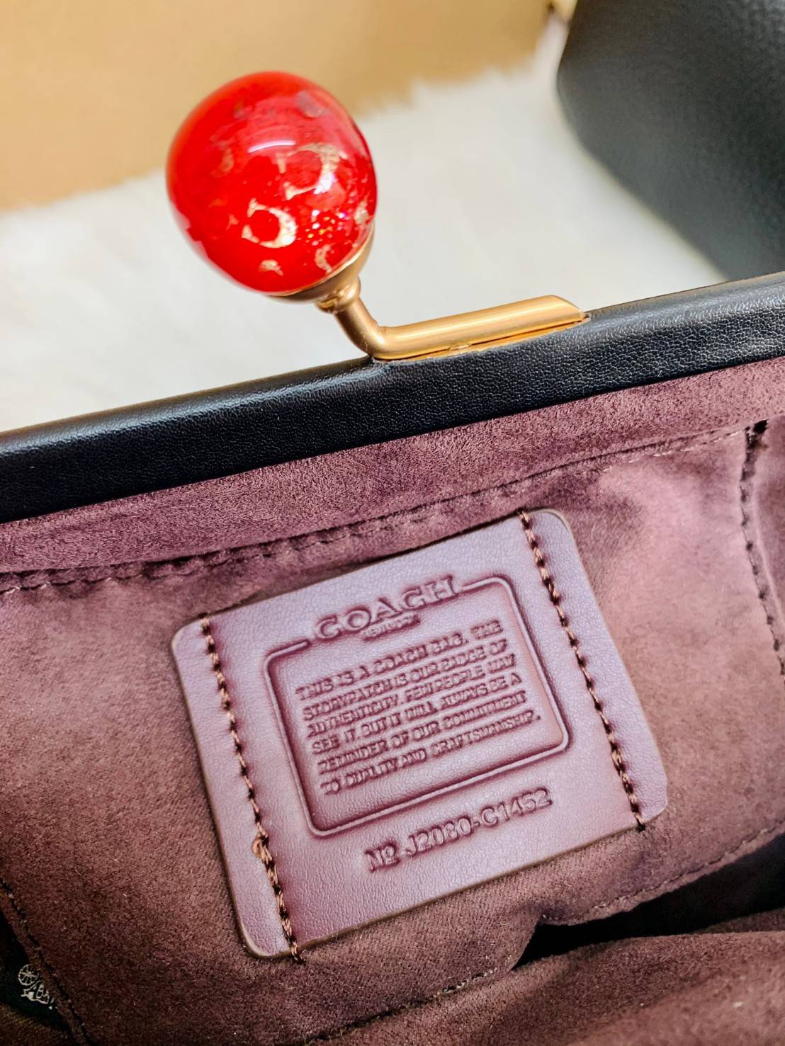 ของแท้ 💯% Coach Nora Kisslock Crossbody In Signature ((1451//1452)) หนังแท้ กระเป๋าสะพายครอสบอดี้ร์หรือสามารถถือแบบคลัทออกงานสังคมก็สวยดูดีมากๆเลยค่ะ😘 หนังแท้อย่างดีนิ่มมือค่ะ