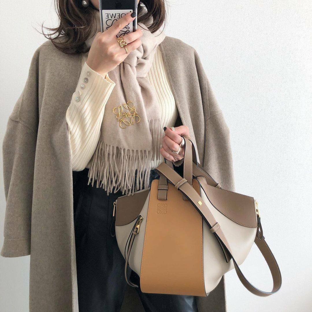 LOEWE HANDLE & SHOULDER BAG GIFT WITH PURCHASE (GWP) กระเป๋าถือหรือสะพายหนังแท้พรีเมี่ยมกิ๊ฟ Limited จาก LOEWE PERFUME DUTYFREE รุ่น Rare items สุดๆวัสดุหนังแท้ Calfskin หนังสวยดีไซน์มีเอกลักษณ์ ใบใหญ่กำลังดี น้ำหนักเบา สามารถปรับได้หลายทรง ด้านข้างมีซิปป