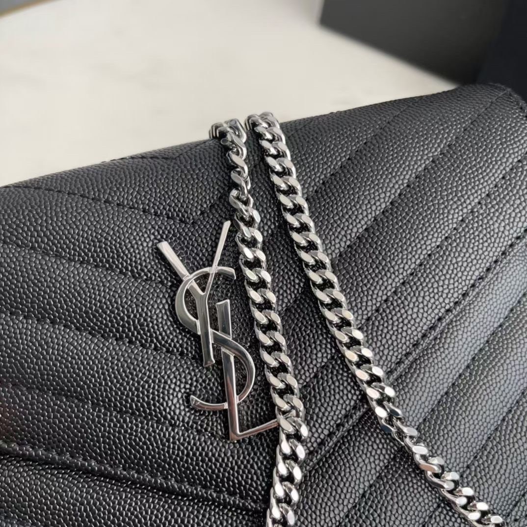VIP 】หนังแท้ YSL Saint Laurent Envelope WOC 7.5” กระเป๋าเงิน wallet on chain ที่มาพร้อมสายสะพายแบบโซ่ ขนาด 7.5” หนังวัวติดโลโก้ YSL มีทั้งอะไหล่เงิน ทอง และดำ ด้านในมีช่องซิป และช่องใส่การ์ด 6 ช่อง เรียบหรู คลาสสิคมากๆ เลยค่ะ