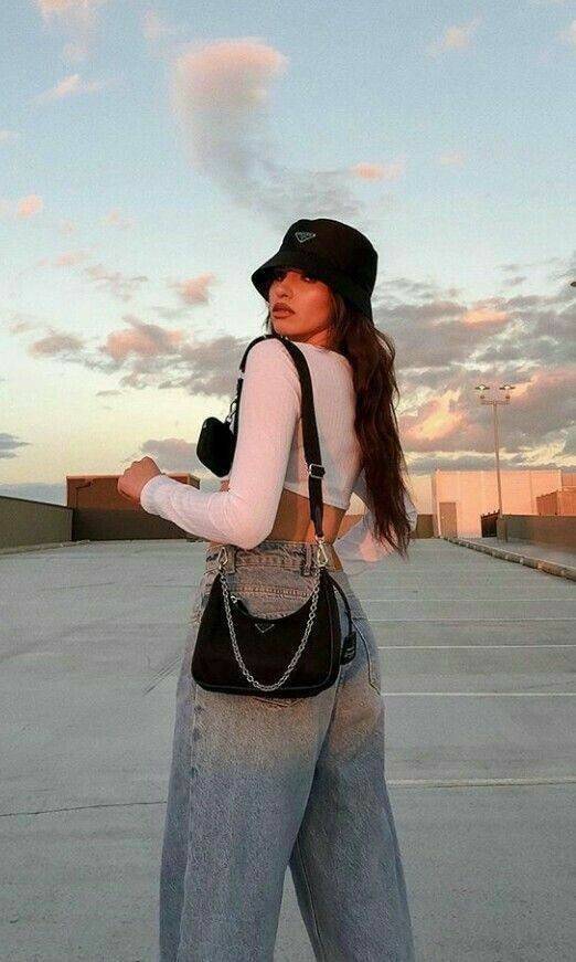 Prada Re-Edition 2005 Re-Nylon bag ใบเดียวคุ้มมากค่ะ อุปกรณ์ ครบชุด **ซื้อ1ได้ถึง3ไอเท็ม ทั้งสายยาว และกระเป๋าใส่เหรียญ และป้ายแท็คหนัง อย่างดี **อะไหล่ปั้มแบรนด์แท้ทุกจุด วัสดุทำจากผ้า Nylon อย่างดี กันน้ำได้ อยู่ทรงสวย สามารถใส่กระเป๋าตังค์ใบกลางได้ ถอด