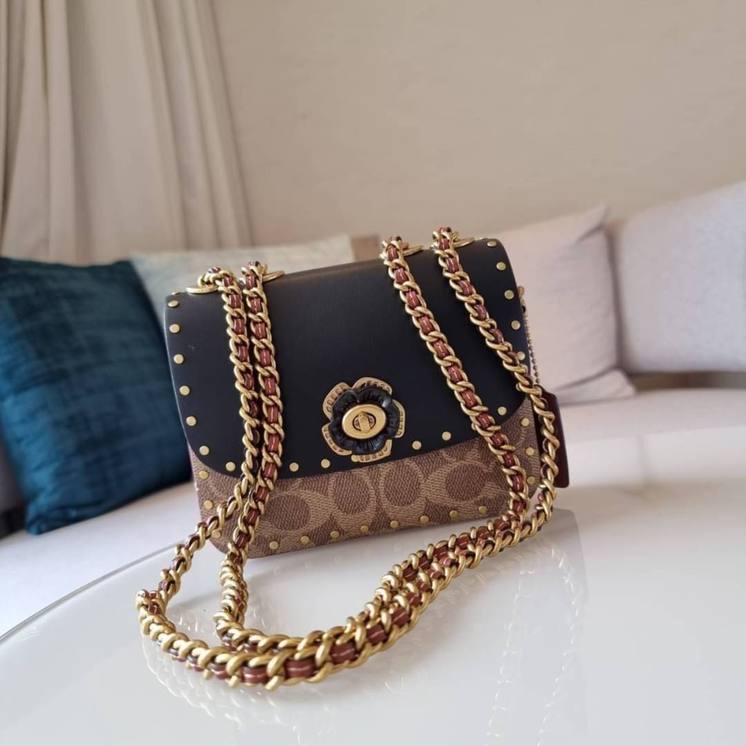 COACH C2462 MADISON SHOULDER BAG 16 IN SIGNATURE CANVAS WITH RIVETS (B4NQ4) กระเป๋าสะพายข้าง ไซส์กะทัดรัด พกพาง่าย น้ำหนักเบา ดีไซน์สวย โดดเด่นด้วยตัวล็อครูปดอกไม้ สีสันตกแต่งตัดกันกับลายซีอย่างลงตัว วัสดุหนังแคนวาสเคลือบลาย ภายในแบ่งสัดส่วนให้อย่างดี มาพ
