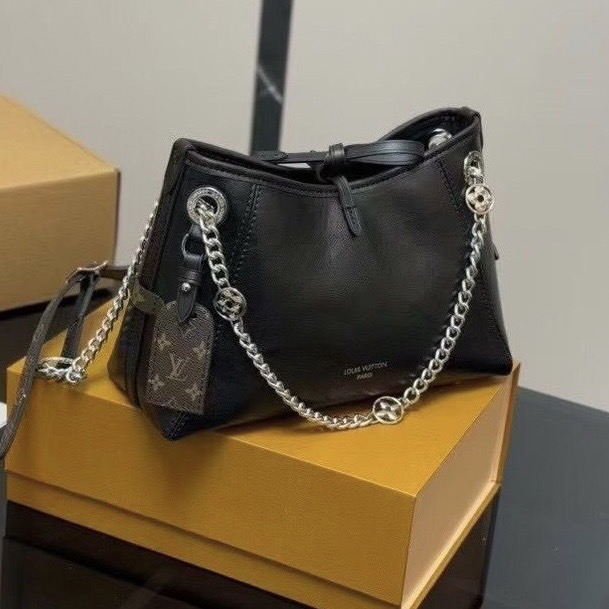 LV CarryAll Vibe BB ใหม่ล่าสุด กระเป๋าสะพายทรงโท้ทไซส์เล็ก สวยหรูดีไซน์เรียบง่ายคลาสสิค ดูผู้ดี รูปทรงสวยตลอดกาล ใช้ได้กับทุกลุค ทุกโอกาส