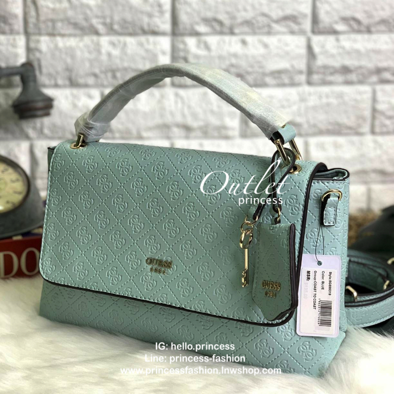 GUESS WOMENS LADIES COAST TO COAST BAG กระเป๋าถือ//สะพายข้าง ทรงสวย หรู วัสดุหนังปั้มลายแบรนด์ทั้งใบ หนังนิ่ม น้ำหนักเบาค่ะ ด้านหน้าห้อยพวงอะไหล่แบรนด์เพิ่มมาให้ เปิดปิดกระเป๋าแบบกระดุมแม่เหล็ก ภายในกว้างมากทีเดียว ใส่กระเป๋าสตางค์ใบยาว; ipad mini ได้ ของ