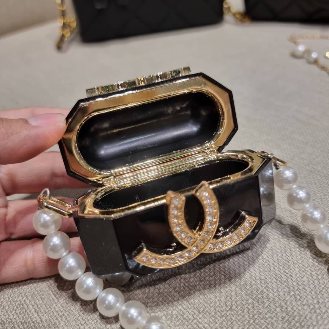 VIP 🥂 เซ็ทคือที่สุดของความคุ้ม EXCLUSIVE MIX ITEM!! CHANEL GIFT BOX SET กลับมาอีกครั้งกับไอเท็มสุดหรูชวนให้สะสม สุดยอดของรุ่นยอดฮิตพร้อมเสิร์ฟครบชุด สุดคุ้ม มาพร้อมกระเป๋าสะพายถึง 2 ใบ คอลเลคชั่นของมันต้องมี ทั้งตัวคลาสสิคและ vanity และสุดยอดของหา