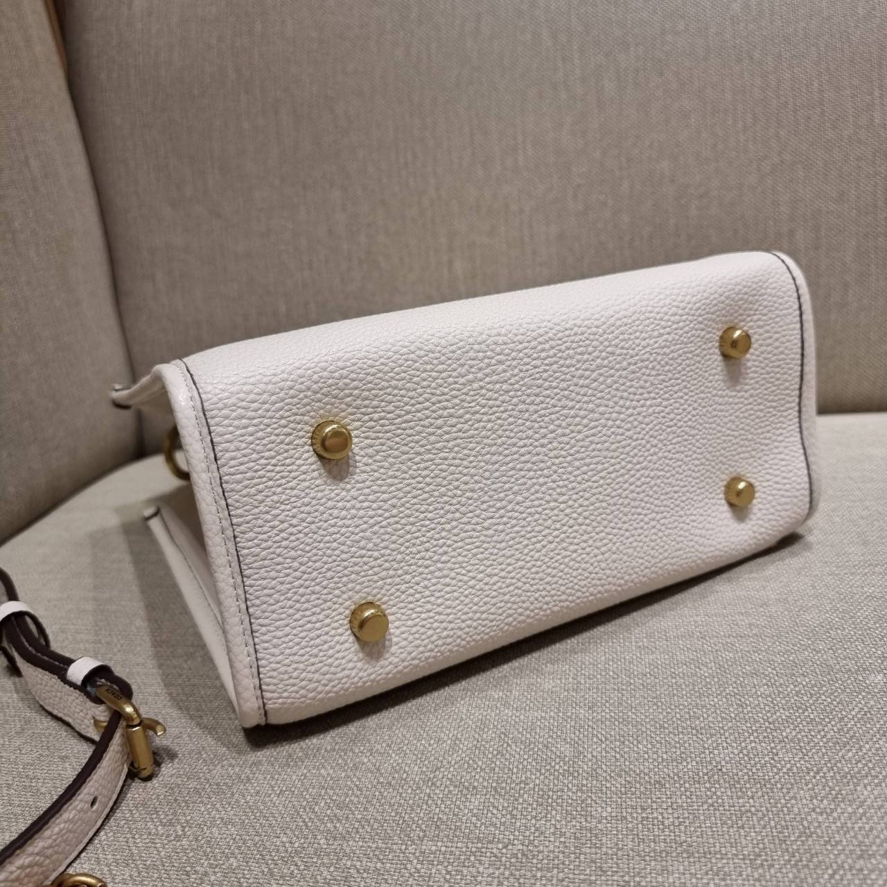 COACH C6494 COACH x JENNIFER LOPEZ DEMPSEY TOTE 22 WITH NYC SKYLINE คอลเลคชั่นใหม่ล่าสุด ยังไม่เข้า shop ไทย!! สุดยอดตัวแม่แห่งความเซ็กซี่ เจนนิเฟอร์ โลเปซ คอลแลบกับแบรนด์ เพิ่มความมีเสน่ห์ให้กับไอเท็มนี้ได้อย่างไม่ต้องสืบ!! กระเป๋าสะพายทรงโท้ท ดีไซน์โดดเ