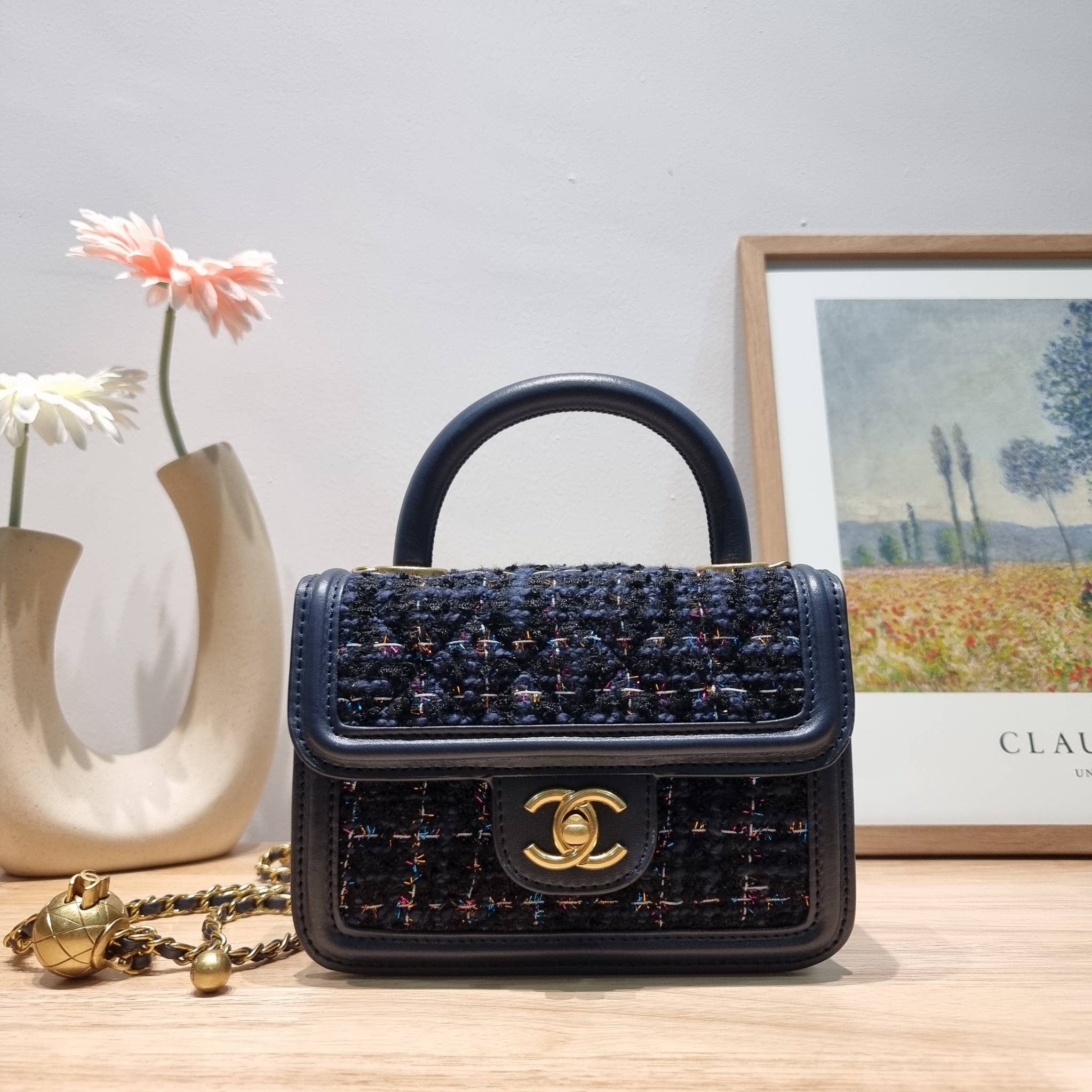 Chanel tweed mini flap bag / Chanel mini top handle กระเป๋าสะพายงานผ้าทวิตเอกลักษณ์เฉพาะของแบรนด์ งานสวยเป๊ะ มาพร้อมสายยาวถอดออกถือสวยๆเริ่ดๆ คิวท์มาก!! ดีเทลน่ารักเพียบ!!