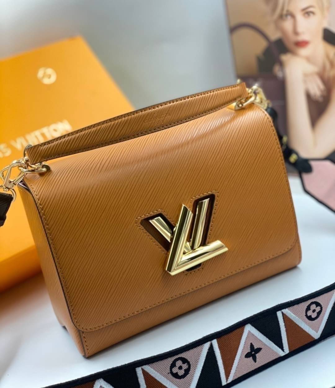 หนังแท้ LOUIS VUITTON Epi Twist Shoulder Bag MM พร้อมส่งที่ไทย เกรดออรินอลงานหนังแท้ทั้งใบ ภาพสินค้าถ่ายจากงานขายจริง ใช้งานต่างประเทศได้