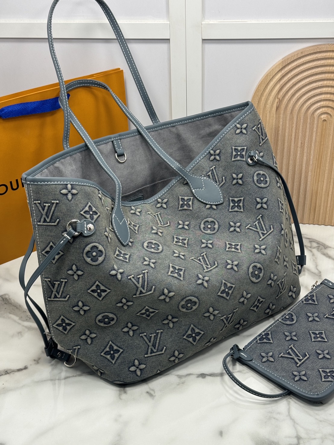 LV Neverfull MM Denim Tote Bag กระเป๋าสะพายทรงโท้ทเดนิมลายโมโนแกรมปั้มนูน พร้อมใบเล็กเข้าชุด ภายในโล่งกว้างมาก สะพายไปเที่ยวต่างจังหวัดคือดีงามมากจ้า หรือจะสะพายไปทำงาน ไปต่างประเทศก็สะดวก จัดไป!