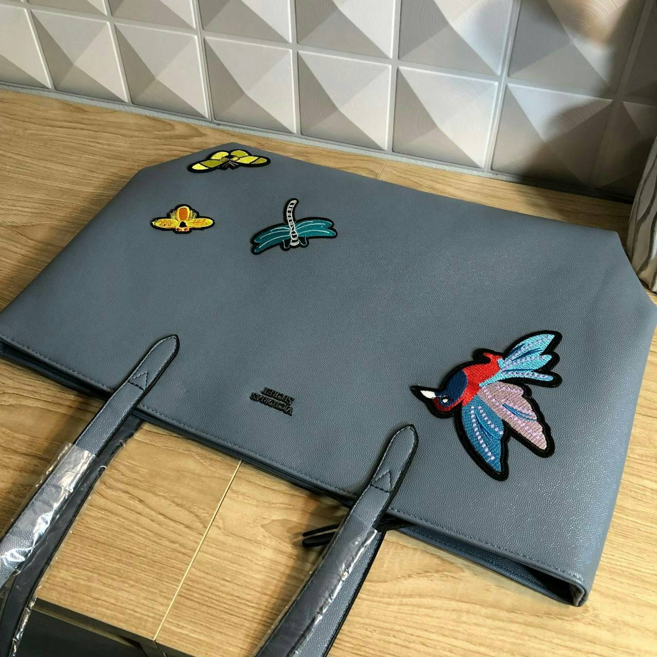 Victoria’s Secret Tote Bag 2019 กระเป๋าถือหรือสะพายลายหนังคาเวียร์ สวยด้านหน้าประดับด้วยโลโก้ ตัวกระเป๋าแต่งด้วยลายปักสวยเก๋ ปากกระเป๋าเปิดปิดด้วยซิปสะดวกใช้ ภายในมีช่องโล่งและช่องเล็กไว้แบ่งเก็บของ ใส่หนังสือ เอกสาร A4 Notebook ipad กระเป๋าสตางค์ ของใช้ไ