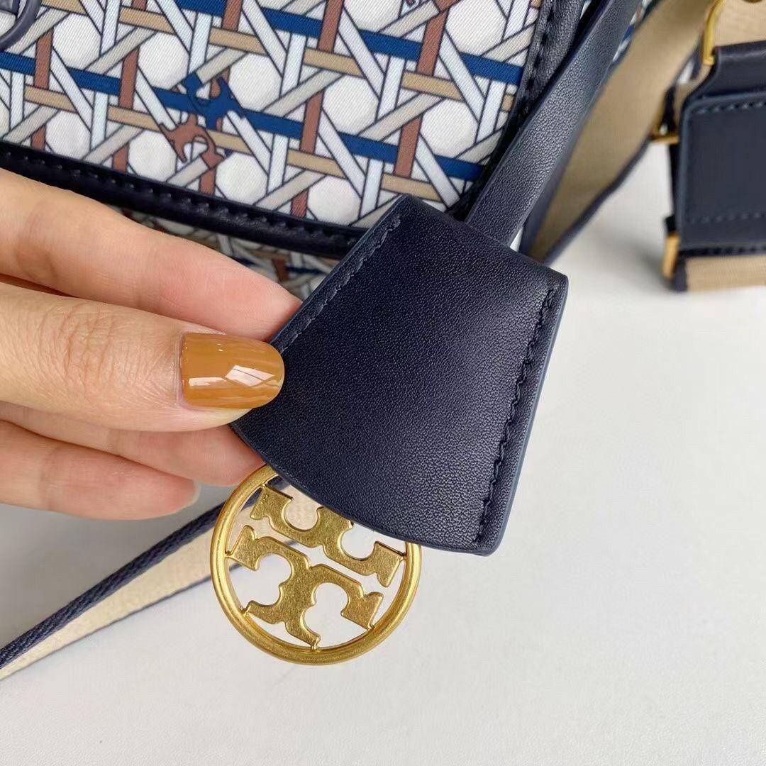 ของแท้ 💯% 】Tory Piper Printed Crossbody 80486 กระเป๋าถือ สะพายข้างหรือ Crossbody ได้ วัสดุผ้า nylon ด้านในโล่งมี1ช่องซิป และ1ช่องใส่ของจุกจิก ซับในผ้าสวยหรู