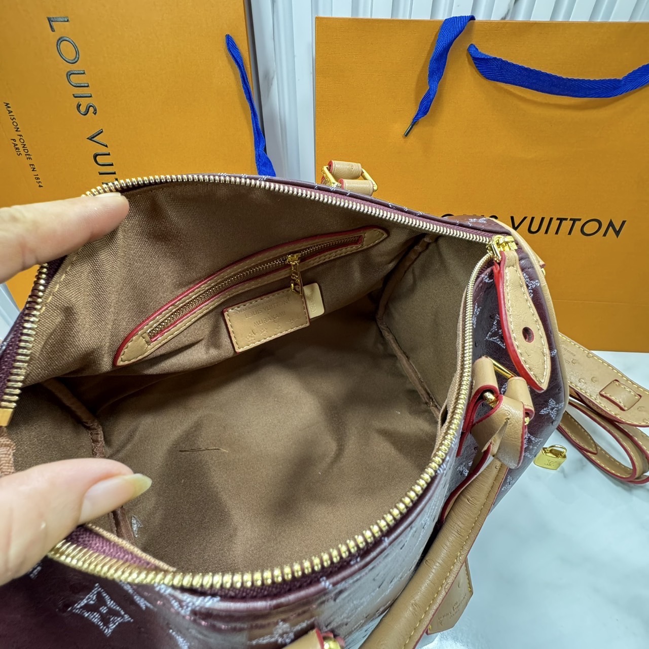 ORI หนังแท้ | LV Speedy P9 Bandoulière 30 Bag กระเป๋าสะพายทรงหมอนสปีดี้ใบใหญ่ คอลใหม่ล่าสุดหรูหราโดดเด่น แต่งลายนูนเพิ่มเท็กเจอร์เต็มใบ รูปทรงใช้งานง่ายสวยตลอดกาล